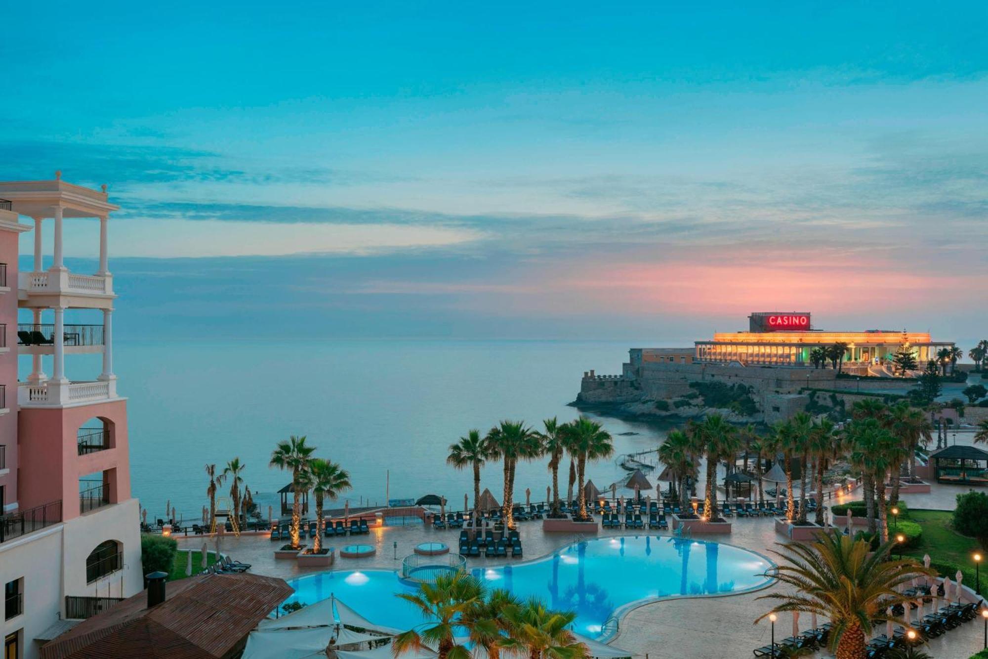 马耳他威斯汀德拉戈纳拉度假村 Saint Julian's 外观 照片 The resort at sunset